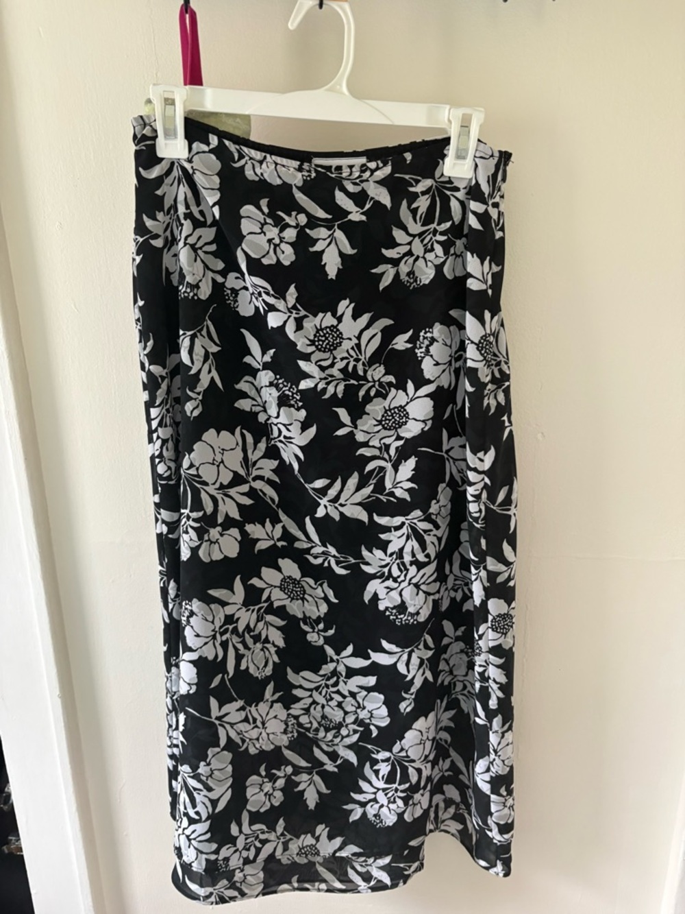 Jaclyn Smith Black and White Floral Maxi Skirt